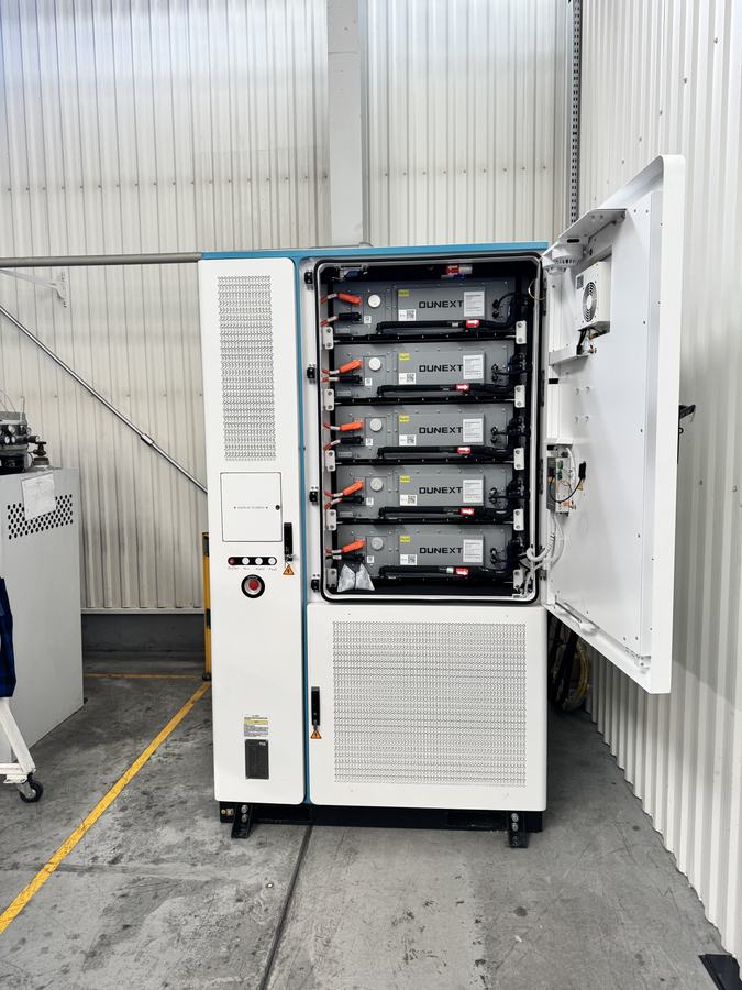 Otwarty magazyn energii z widocznymi modułami bateryjnymi