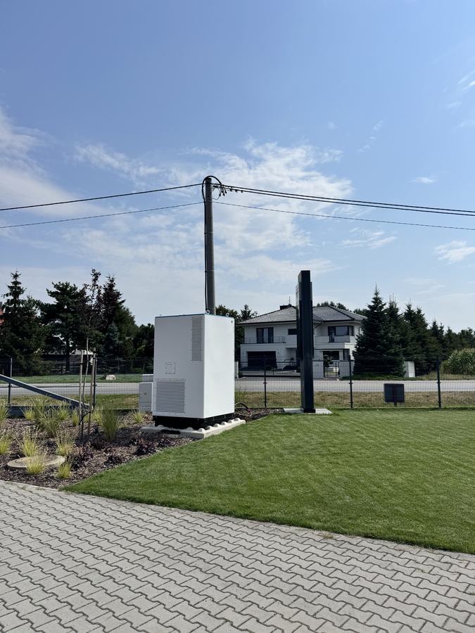 Magazyn energii przy siedzibie firmy, w otoczeniu zieleni