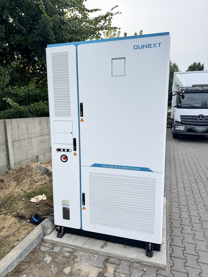 Magazyn energii zamontowany na placu przy zakładzie